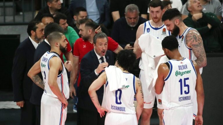 Βεγγαλικά από φίλους του Παναθηναϊκού έξω από το ξενοδοχείο της Εφές