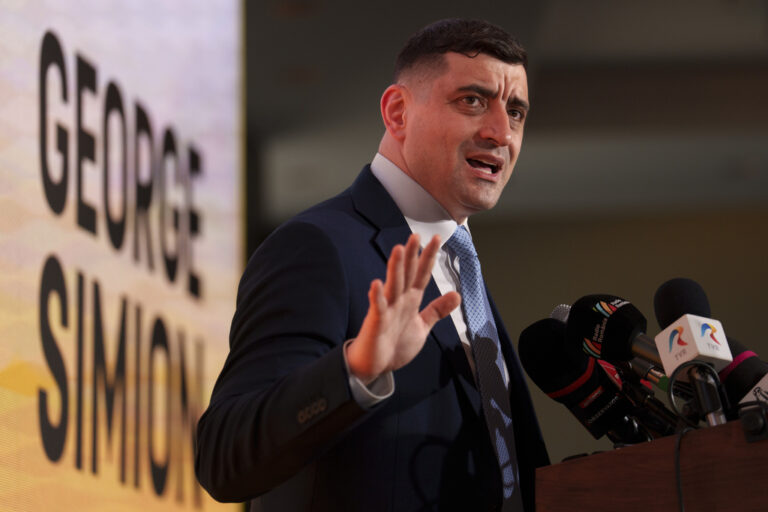 Ρουμανία: Ποιος είναι ο ακροδεξιός Τζόρτζε Σιμιόν που «έπιασε» 40,6% στον πρώτο γύρο των προεδρικών εκλογών