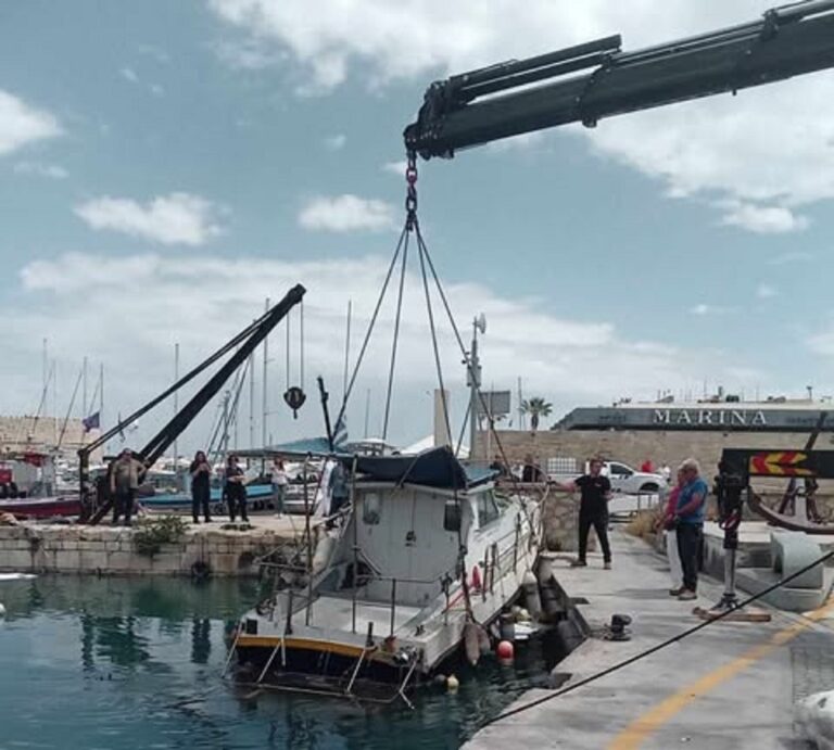 Ηράκλειο: Ημιβύθιση σκάφους στο Ενετικό Λιμάνι – Μικρής έκτασης διαρροή καυσίμων