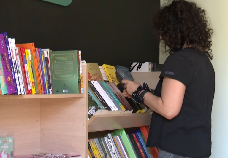 “Πέτρα Ψαλίδι Χαρτί”: Το μικρό βιβλιοπωλείο στην Καλλιμασιά Χίου που “ενώνει” τους ανθρώπους
