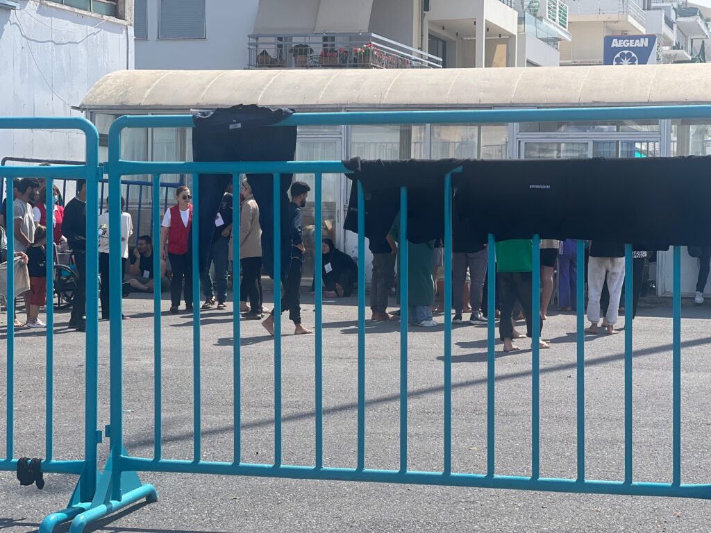 Καλαμάτα: Τρεις συλλήψεις για παράνομη διακίνηση ανθρώπων – Την Τετάρτη θα αναχωρήσουν οι 78 διασωθέντες