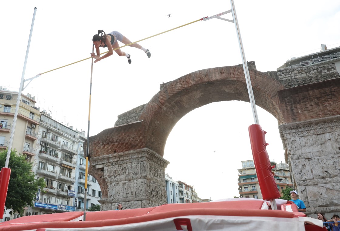 «Fly in SKG Sky»: Το διεθνές μίτινγκ άλματος επί κοντώ στην Καμάρα της Θεσσαλονίκης