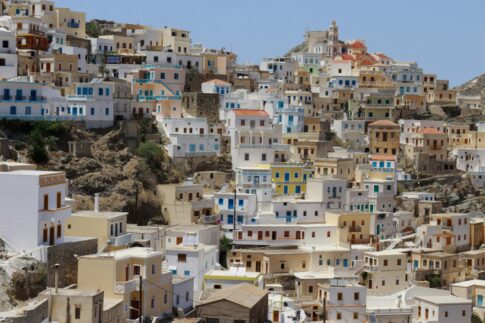 Σε υψηλό τεσσάρων εβδομάδων το πετρέλαιο λόγω της έντασης στα Στενά του Ορμούζ – Κοντά στα 85 δολάρια το βαρέλι