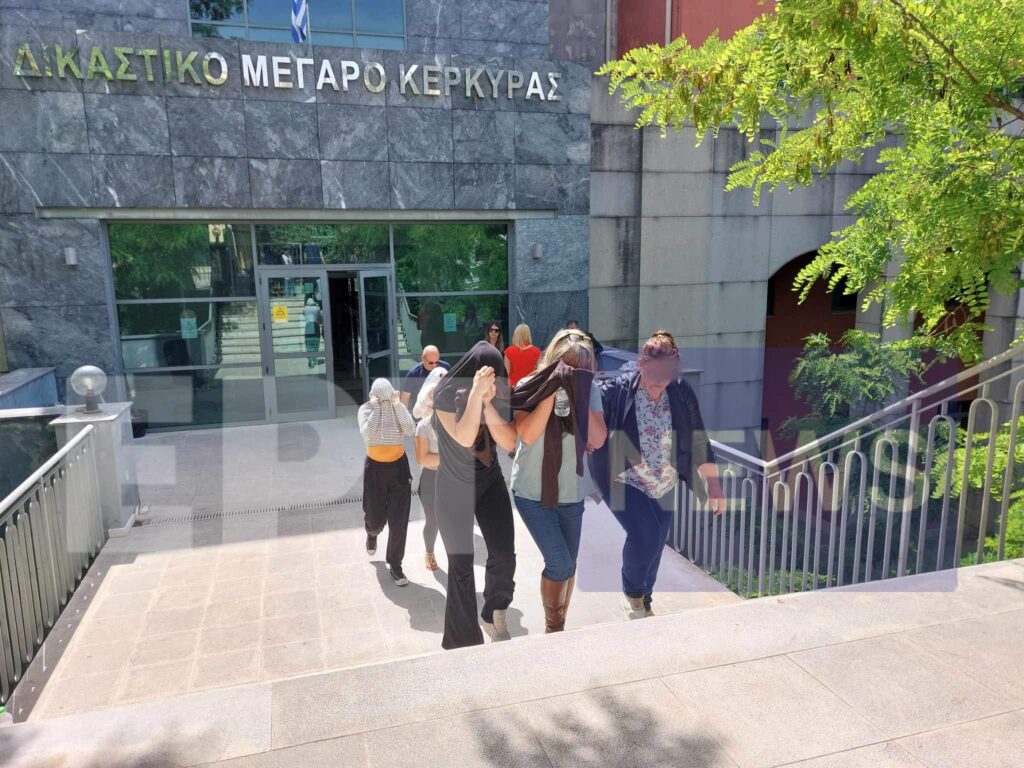 Κέρκυρα: Αναβολή για τη Δευτέρα πήραν από το Αυτόφωρο οι πέντε Αγγλίδες για το pole dancing στα παλιά Ανάκτορα – Παραμένουν υπό κράτηση