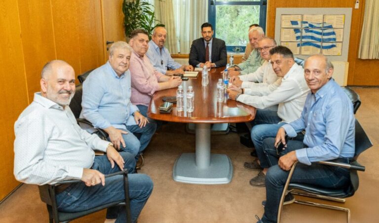 Με εκπροσώπους της Ομοσπονδίας Ταξί Ελλάδος συναντήθηκε ο Κ. Κυρανάκης – Στο επίκεντρο οι ανάγκες του κλάδου