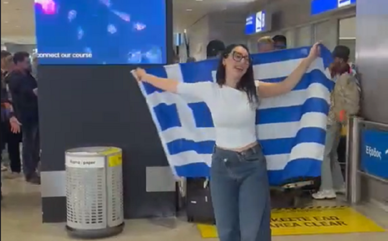 Eurovision: Επέστρεψε στην Αθήνα η Klavdia – Δείτε τη θερμή υποδοχή στο αεροδρόμιο (video)