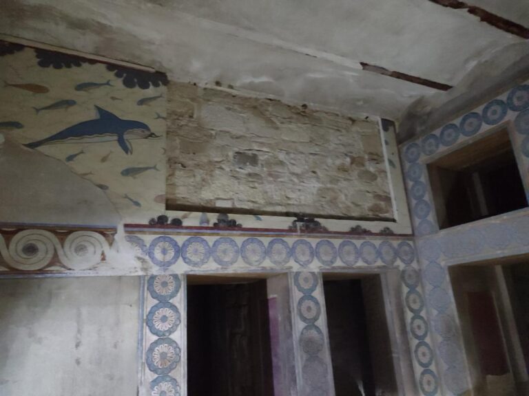 Συντήρηση και αποκατάσταση της τοιχογραφίας στην Κνωσσό ανακοίνωσε το Υπουργείο Πολιτισμού – Κριτική από την αντιπολίτευση για έλλειψη συντήρησης