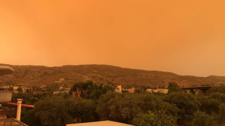 Τα Χανιά πριν και μετά το πέρασμα της αφρικανικής σκόνης – Εντυπωσιακή δορυφορική εικόνα (βίντεο)