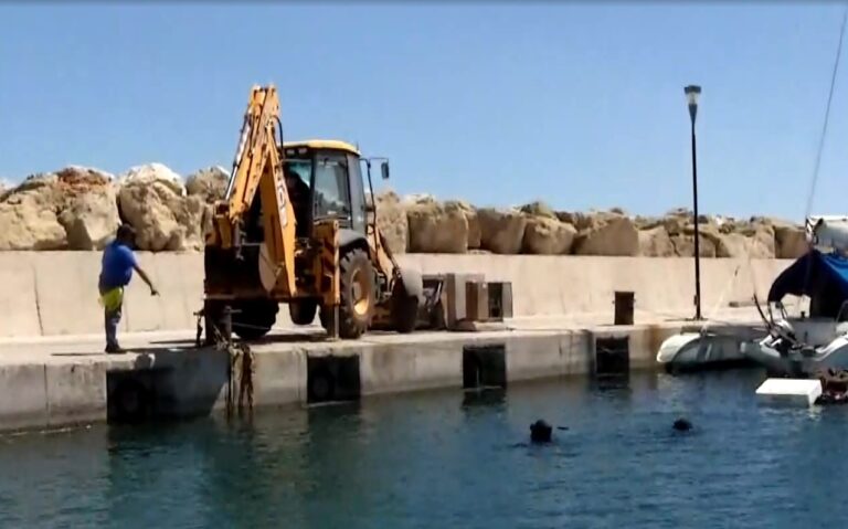 Χανιά: Εθελοντική δράση καθαρισμού αλιευτικού καταφυγίου στην παραλία Κολυμπαρίου