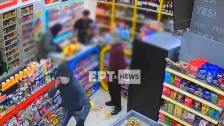 Χανιά: Έμπαιναν σε mini-market και φωτογράφιζαν τους κωδικούς από προπληρωμένες κάρτες – Χειροπέδες σε τρία άτομα