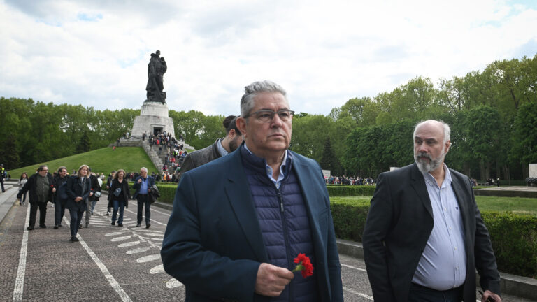Δ. Κουτσούμπας από Βερολίνο: Βρισκόμαστε στην καρδιά του αντικομμουνισμού που πριν 80 χρόνια τρύπησε η κόκκινη σημαία με το σφυροδρέπανο την καρδιά του φασιστικού τέρατος