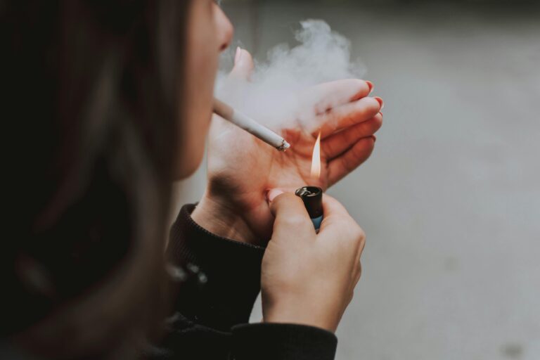 Σε δημόσια διαβούλευση το ν/σ για προϊόντα καπνού και αλκοόλ: Με ταυτότητα η πώληση σε ανηλίκους – Αυστηρές ποινές για τους παραβάτες