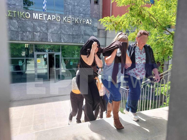 Κέρκυρα: Αναβολή για τη Δευτέρα πήραν από το Αυτόφωρο οι πέντε Αγγλίδες για το pole dancing στα παλιά Ανάκτορα – Παραμένουν υπό κράτηση