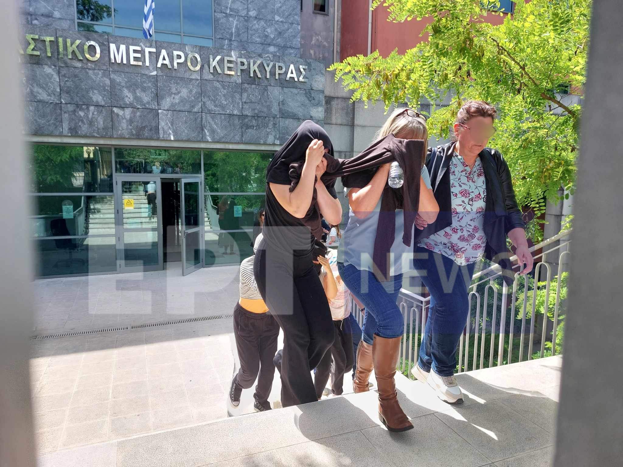 Κέρκυρα: Αναβολή για τη Δευτέρα πήραν από το Αυτόφωρο οι πέντε Αγγλίδες για το pole dancing στα παλιά Ανάκτορα – Παραμένουν υπό κράτηση