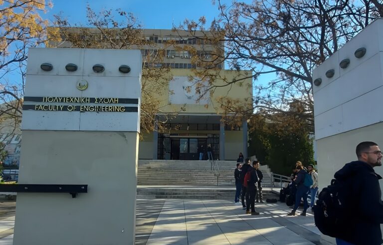 Θεσσαλονίκη: Βρέθηκε εργαστήριο κατασκευής βομβών μολότοφ σε υπόγειο της Πολυτεχνικής Σχολής του ΑΠΘ – Μ. Χρυσοχοΐδης: Έχουν εκκενωθεί όλες οι καταλήψεις