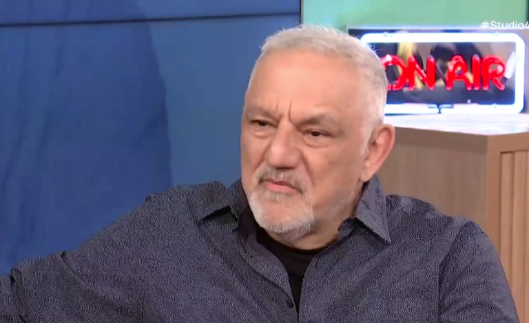 Νίκος Πορτοκάλογλου στο Στούντιο 4: «Είχα εκπαιδευτεί να περνάω αόρατος – Τα πρώτα χρόνια η σκηνή ήταν τρομακτική για μένα»