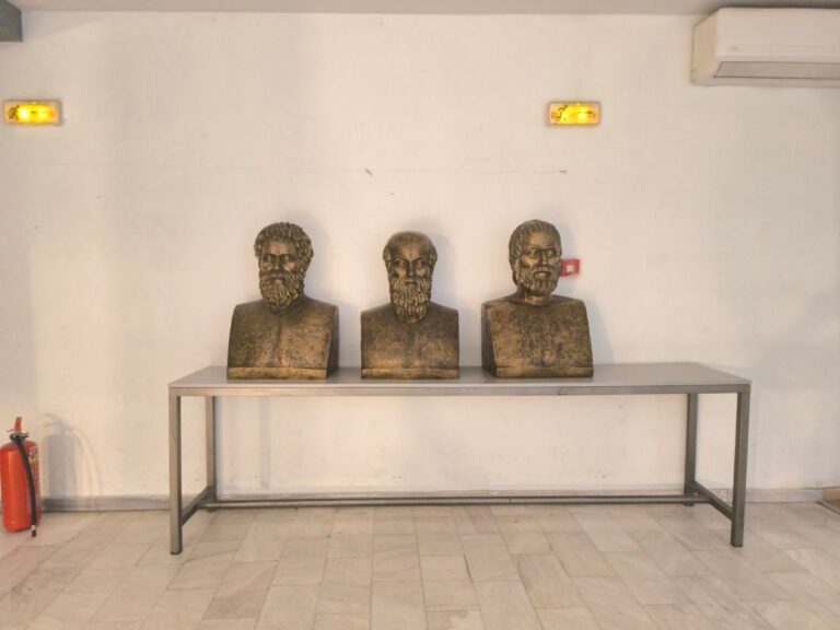 Προτομές τραγικών, δημιουργίες του Γ. Καλακαλά στον Τύρναβο