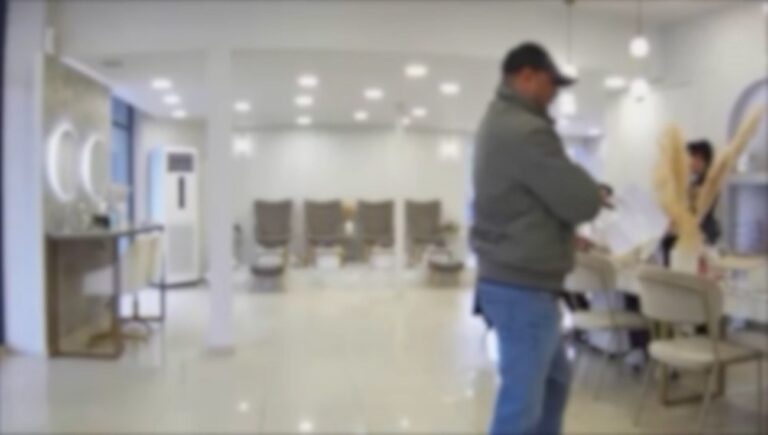 Συνελήφθησαν τρία άτομα που έκλεβαν κινητά τηλέφωνα από καταστήματα – Προσποιούνταν τους διανομείς φυλλαδίων (video)
