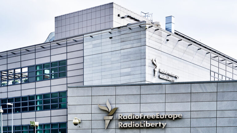 Η EE θα χρηματοδοτήσει προσωρινά το Radio Free Europe/Radio Liberty