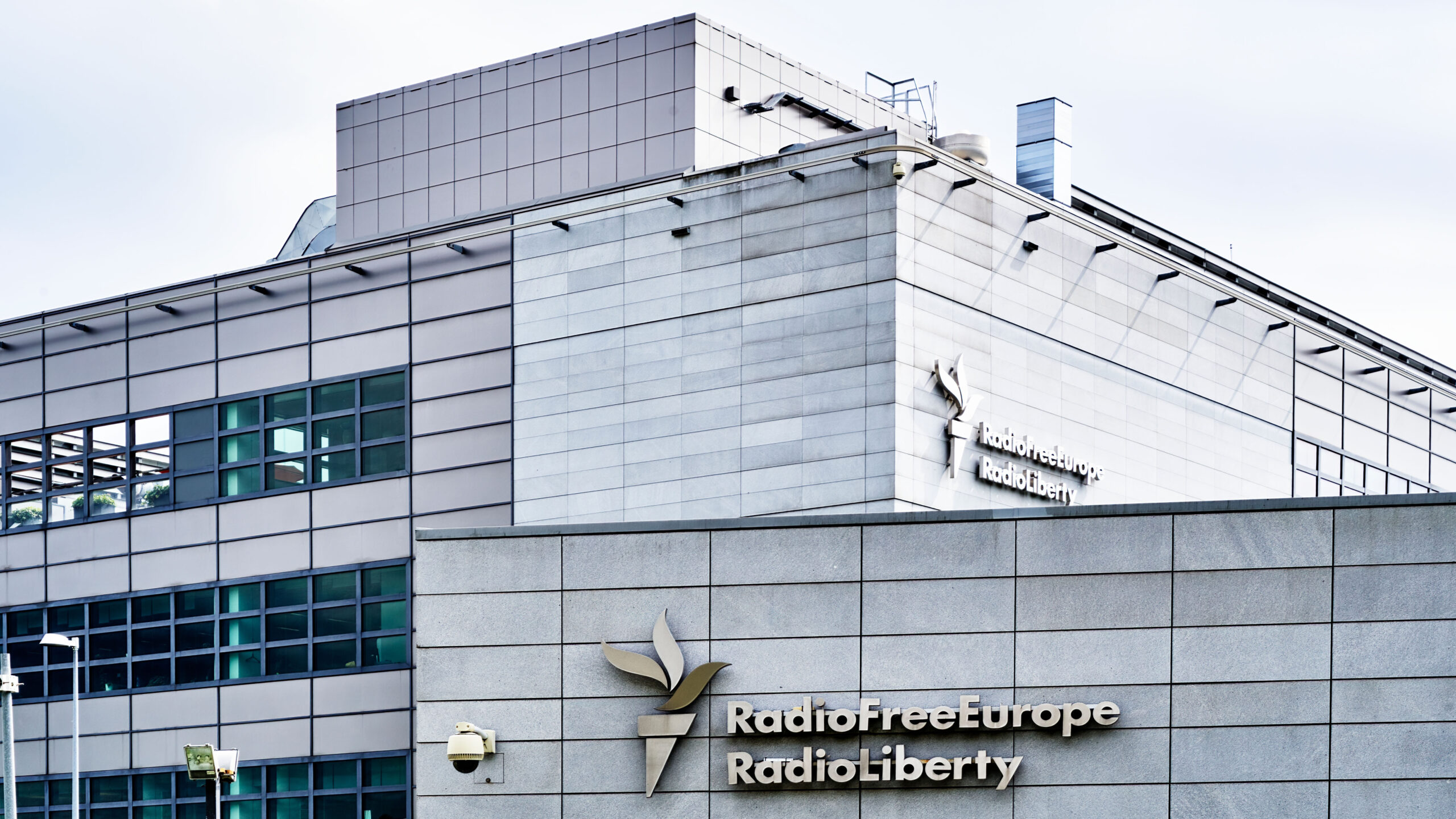 Η EE θα χρηματοδοτήσει προσωρινά το Radio Free Europe/Radio Liberty