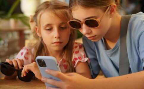 Γιατί τα κοινωνικά δίκτυα μπορεί να μην ευθύνονται για την κρίση ψυχικής υγείας των εφήβων