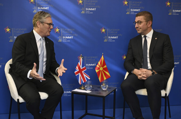 Σε συμφωνία «στρατηγικής εταιρικής σχέσης» μεταξύ Μ. Βρετανίας και Β. Μακεδονίας κατέληξαν Στάρμερ και Μίτσκοσκι