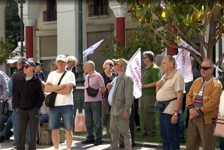 Θεσσαλονίκη: Διαμαρτυρία συνταξιούχων στα κεντρικά γραφεία του ΕΦΚΑ