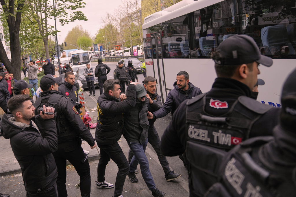 Toυρκία: Επεισόδια στην πλατεία Ταξίμ στην Κωνσταντινούπολη – Δρακόντεια μέτρα και συλλήψεις διαδηλωτών από την αστυνομία