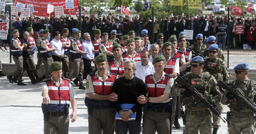 Συνελήφθησαν 63 μέλη του τουρκικού στρατού για σχέσεις με την απόπειρα πραξικοπήματος του 2016