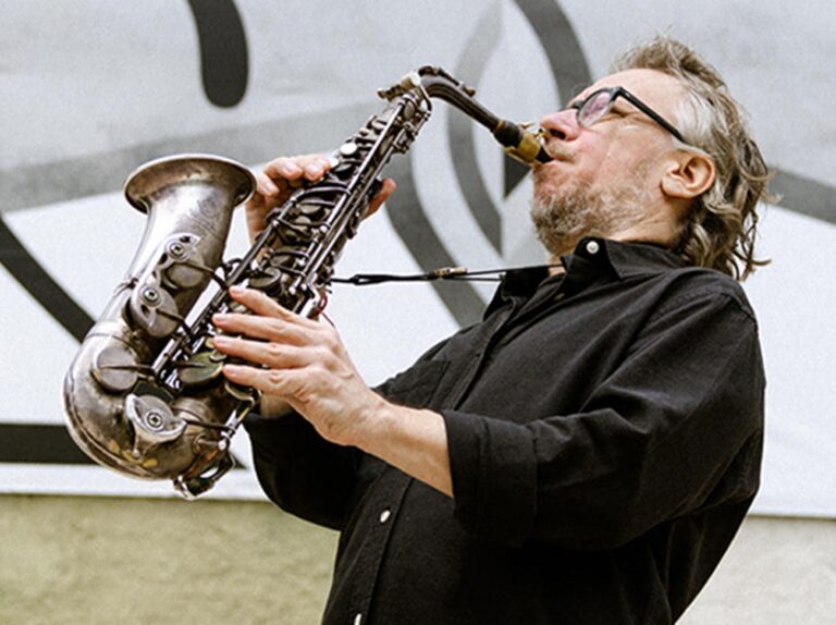 Ο Δημήτρης Τσάκας σε τζαζ σύμπραξη με τη Big Band του Δήμου Αθηναίων στο Ολύμπια
