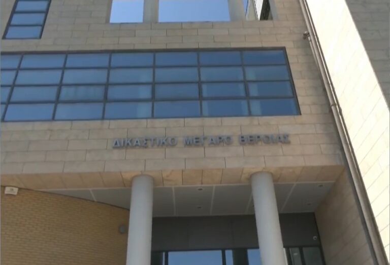 Ξεκίνησε ενώπιον του ΜΟΔ Βέροιας η δίκη για τον θάνατο του 16χρονου Κώστα Φραγκούλη από αστυνομικά πυρά