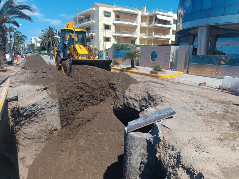 Καλαμάτα: Αποκαταστάθηκε η βλάβη στον αγωγό λυμάτων – Κανονικά στην κυκλοφορία η οδός Ναυαρίνου