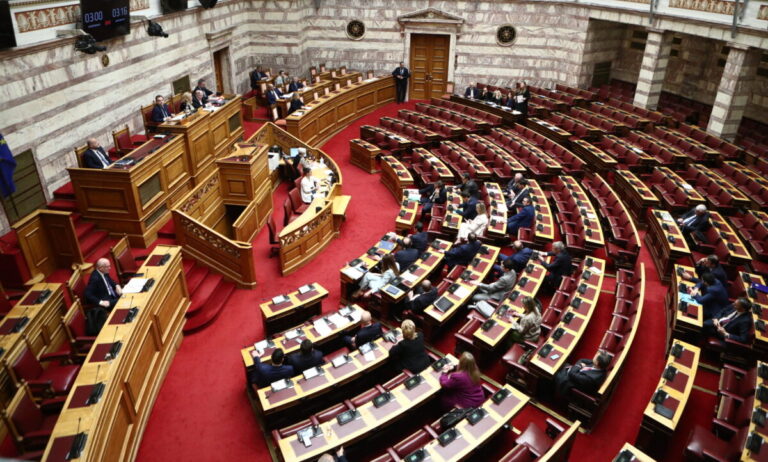 Πολιτική κόντρα για τα Τέμπη: Σήμερα το ΠΑΣΟΚ ζητά προανακριτική για Καραμανλή – «Όλα στη δικαιοσύνη» λέει η κυβέρνηση