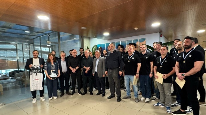 Βραβεύτηκε από τον δήμαρχο Θεσσαλονίκης η ομάδα μπάσκετ του ΠΑΟΚ- «Την επόμενη φορά φέρτε μας το κύπελλο»