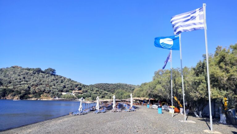 Γαλάζιες σημαίες σε 31 παραλίες της Λέσβου για το 2025