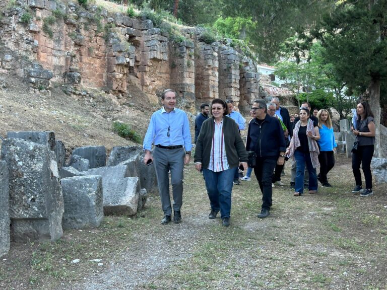 Λ. Μενδώνη από Δελφούς: Μείζονα έργα για τη θωράκιση των μνημείων, την αναβάθμιση των υποδομών, με σκοπό την επιμήκυνση του χρόνου επίσκεψης