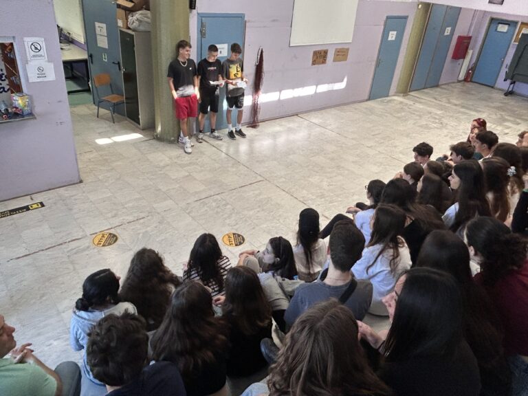Θεσσαλονίκη: Σε ρυθμούς Καλαματιανού και Ικαριώτικου υποδοχή στο 7ο Γυμνάσιο μαθητών από το σχολείο «Αθηνά» του Βουκουρεστίου