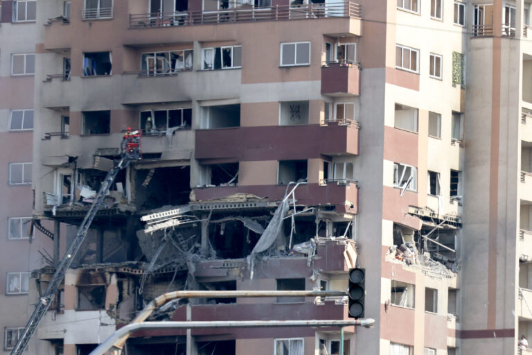 Σε εξέλιξη το δεύτερο κύμα επίθεσης του Ισραήλ κατά του Ιράν – Σήκωσε 100 drones η Τεχεράνη, στους 50 οι νεκροί, συναγερμός στο Τελ Αβίβ (Live)
