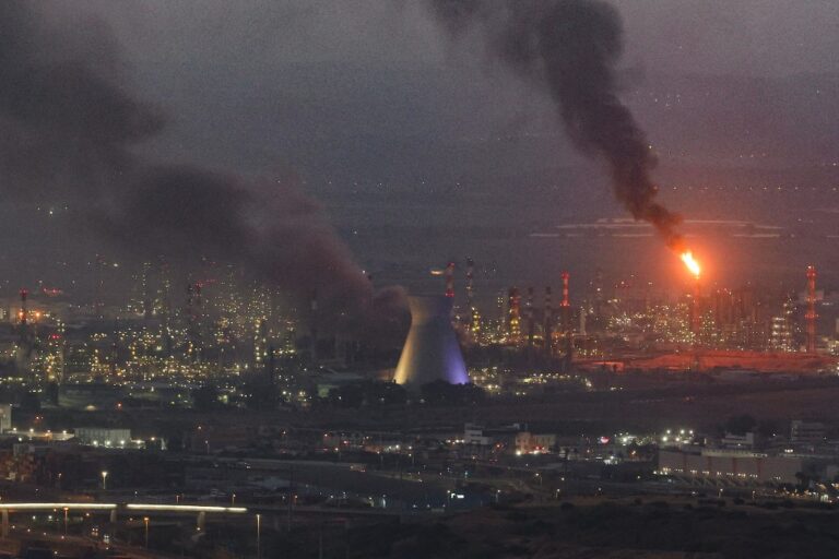 Οκτώ νεκροί και σχεδόν 300 τραυματίες από ιρανικούς πυραύλους που έπληξαν το κεντρικό Ισραήλ – Σκηνές χάους στο Τελ Αβίβ