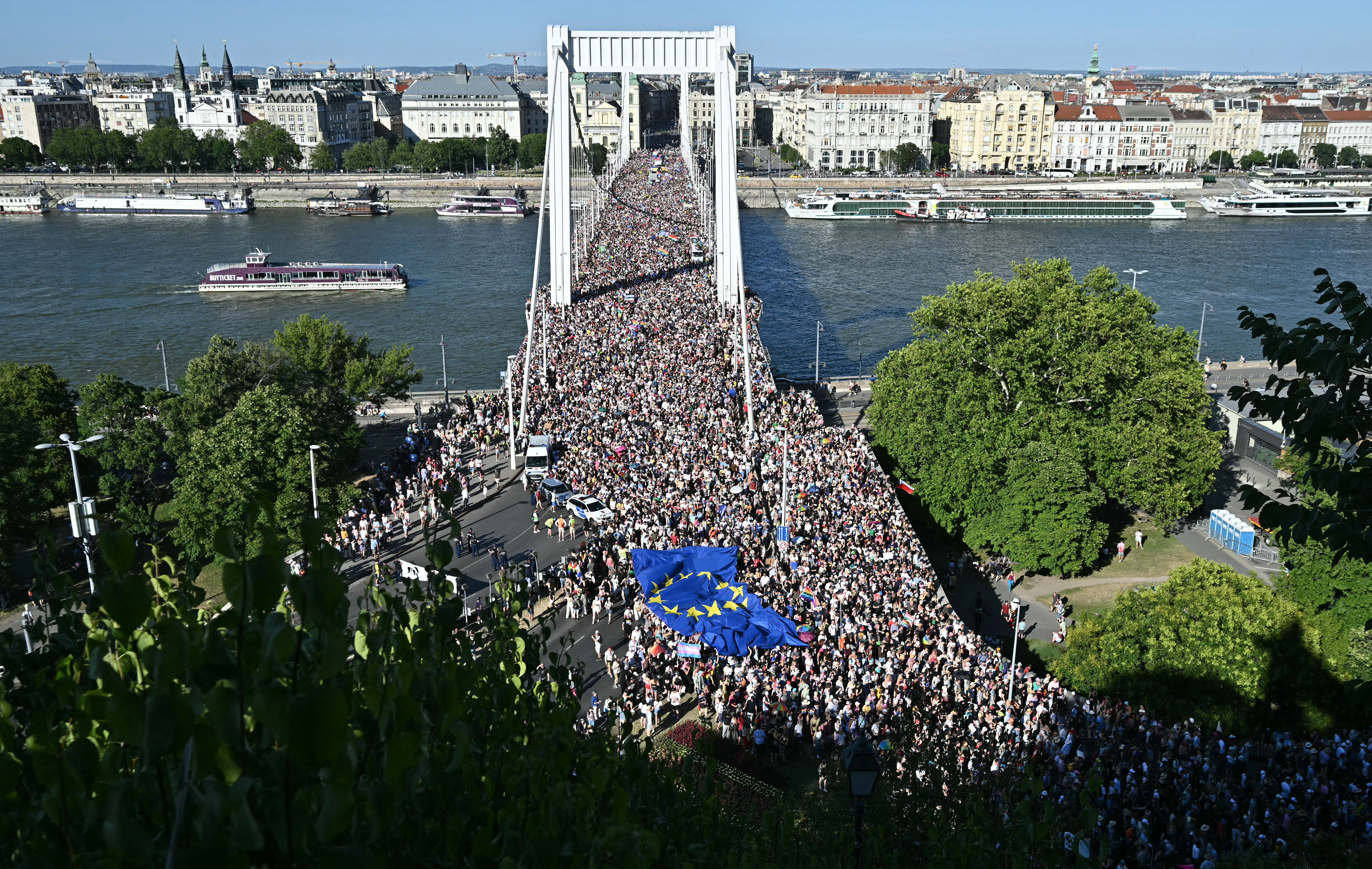 Ρεκόρ συμμετοχής στο Pride της Βουδαπέστης – Διαδήλωσαν 200.000 παρά τις απαγορεύσεις