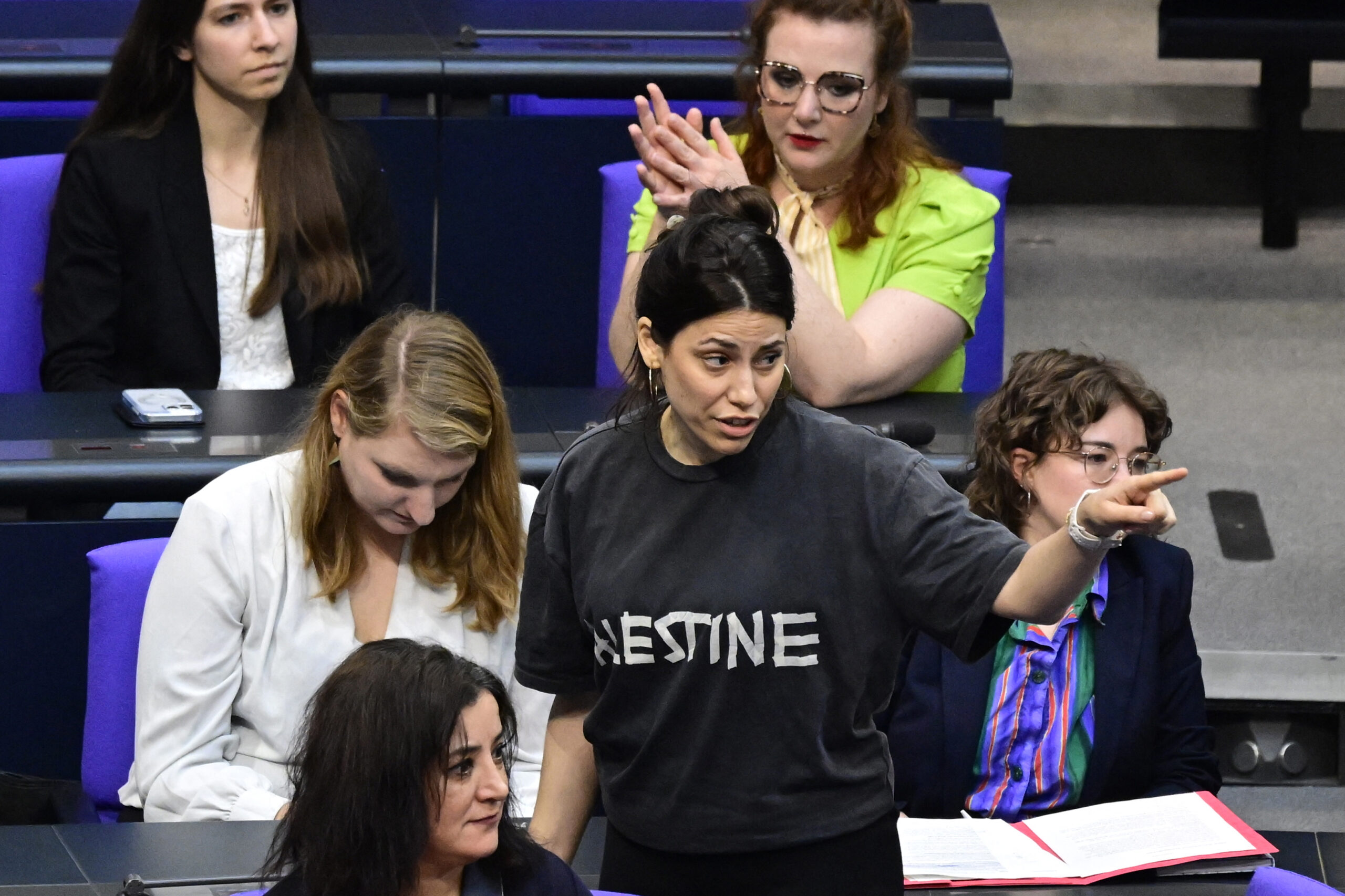 Γερμανία: Η πρόεδρος της Bundestag απέβαλε βουλεύτρια που φορούσε μπλούζα με τη λέξη  Παλαιστίνη