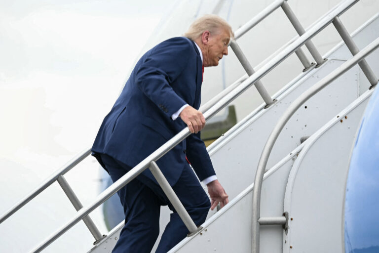 Ο Τραμπ σκόνταψε ανεβαίνοντας τη σκάλα του Air Force One – Τα social media θυμήθηκαν τι έλεγε για τον Τζο Μπάιντεν