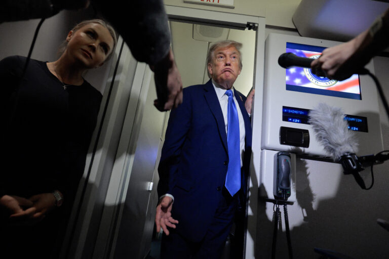 Δριμεία επίθεση Τραμπ σε δημοσιογράφους που έθεταν «ενοχλητικές» ερωτήσεις: «Σιωπή γουρουνίτσα!»