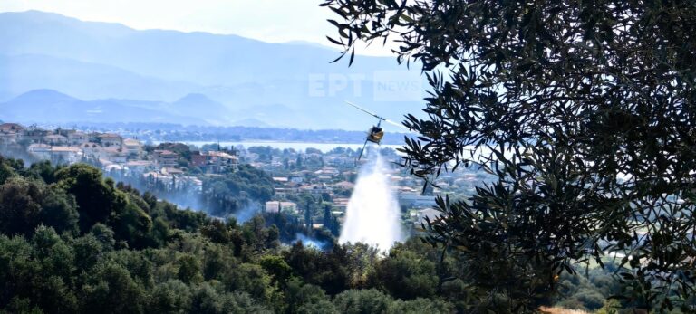 Σε ύφεση η πυρκαγιά στη Ναύπακτο, επέστρεψαν σπίτια τους οι κάτοικοι – Διασπορά μικρών εστιών στο καμένο μέτωπο, σε επιφυλακή οι Αρχές
