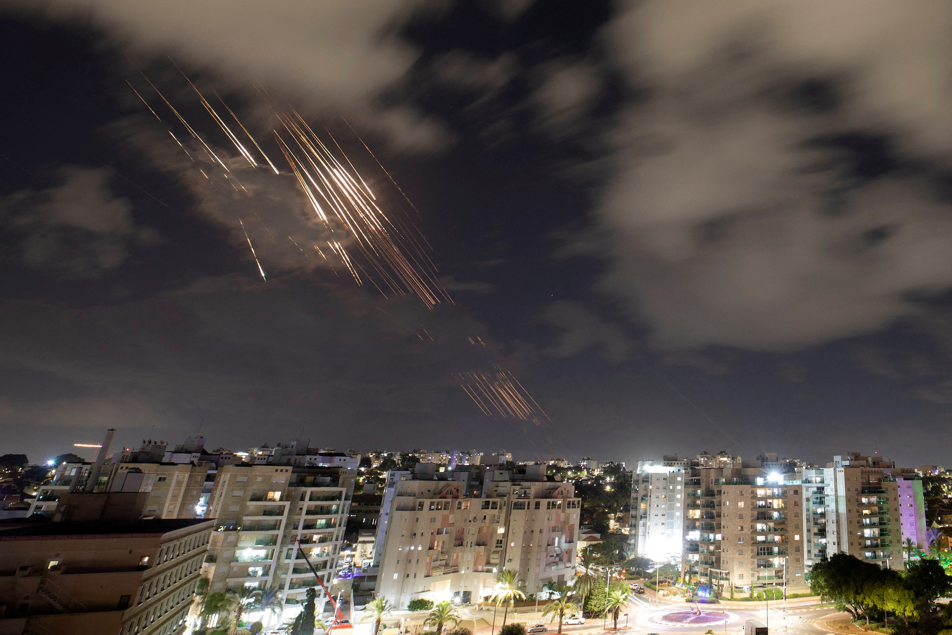 Ισραήλ: Τρίτο κύμα πυραύλων εκτοξεύθηκε από το Ιράν – Αναφορές για οκτώ νεκρούς