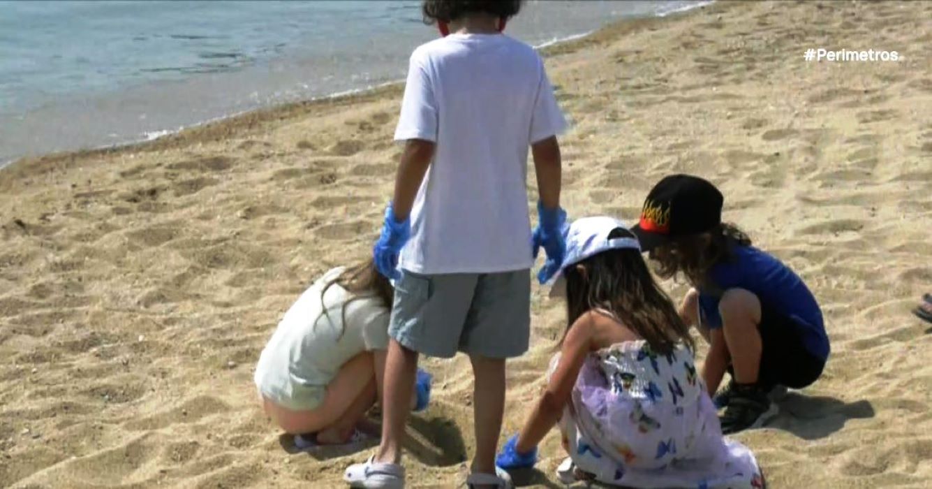 Τα νήπια καθαρίζουν τις ακτές στην Καβάλα