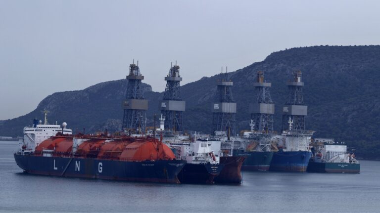 Σε επιφυλακή το υπουργείο Ναυτιλίας: 200 πλοία ελληνικών συμφερόντων στην ευρύτερη περιοχή του Περσικού Κόλπου και του Κόλπου του Ομάν