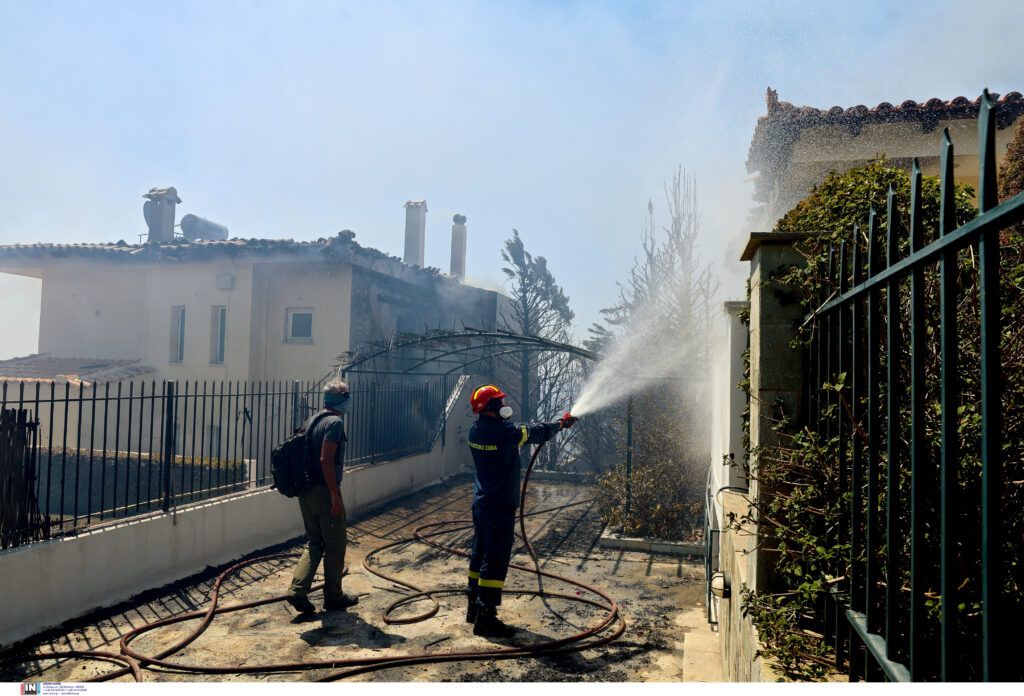 Φωτιά τώρα – Live: Καίγονται σπίτια στην Παλαιά Φώκαια – Τεράστια επιχείρηση της Πυροσβεστικής