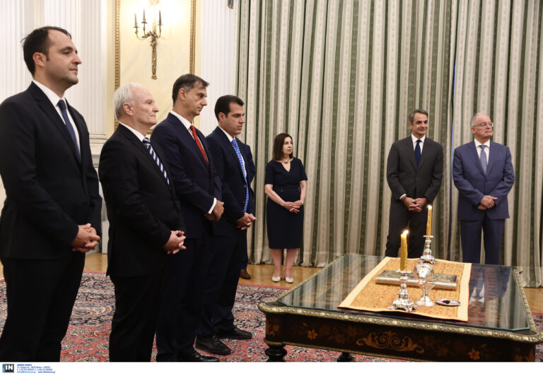 Η τελετή ορκωμοσίας των νέων μελών της κυβέρνησης μέσα από φωτογραφίες