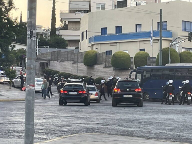 Συγκέντρωση μελών του Ρουβίκωνα έξω από την πρεσβεία του Ισραήλ – Έγιναν 57 προσαγωγές